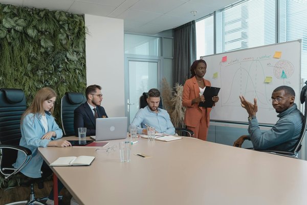 Vitrine en verre pas cher : exposez vos objets en beauté !